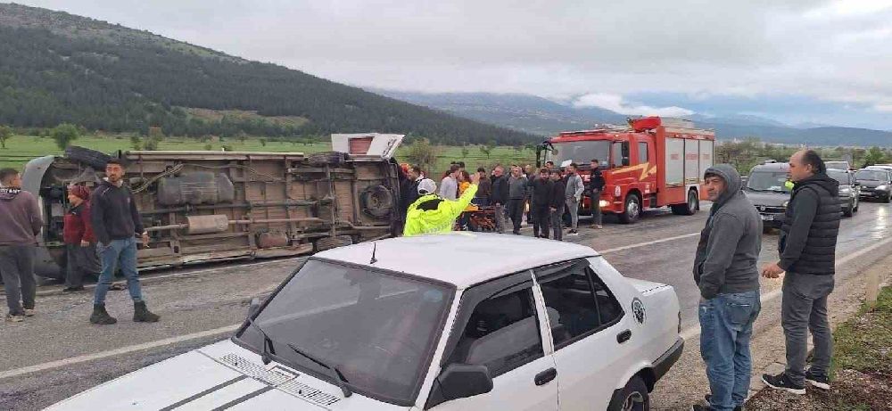 Denizli De Feci Kaza Tekstil Iscilerini Tasiyan Minibus Otomobille Carpisti 1 I Agir 13 Yarali 6Hi5 I