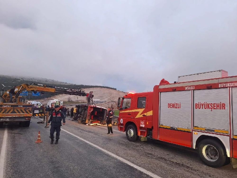 Denizli De Feci Kaza Tekstil Iscilerini Tasiyan Minibus Otomobille Carpisti 1 I Agir 13 Yarali I18 Qj