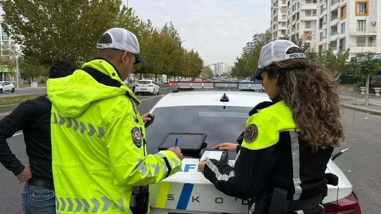 0X0 Arac Sahipleri Icin Trafikte Yeni Donem 60 Bin Tlye Kadar Zamlaniyor Iste 2026 Trafik Cezalari 1767078908739