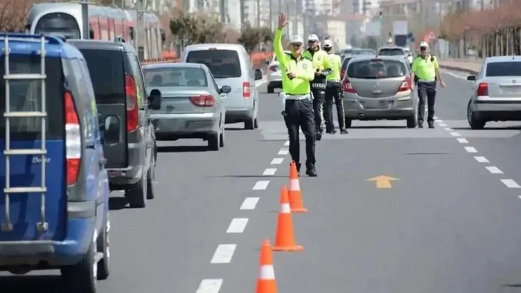 0X0 Arac Sahipleri Icin Trafikte Yeni Donem 60 Bin Tlye Kadar Zamlaniyor Iste 2026 Trafik Cezalari 1767078915801