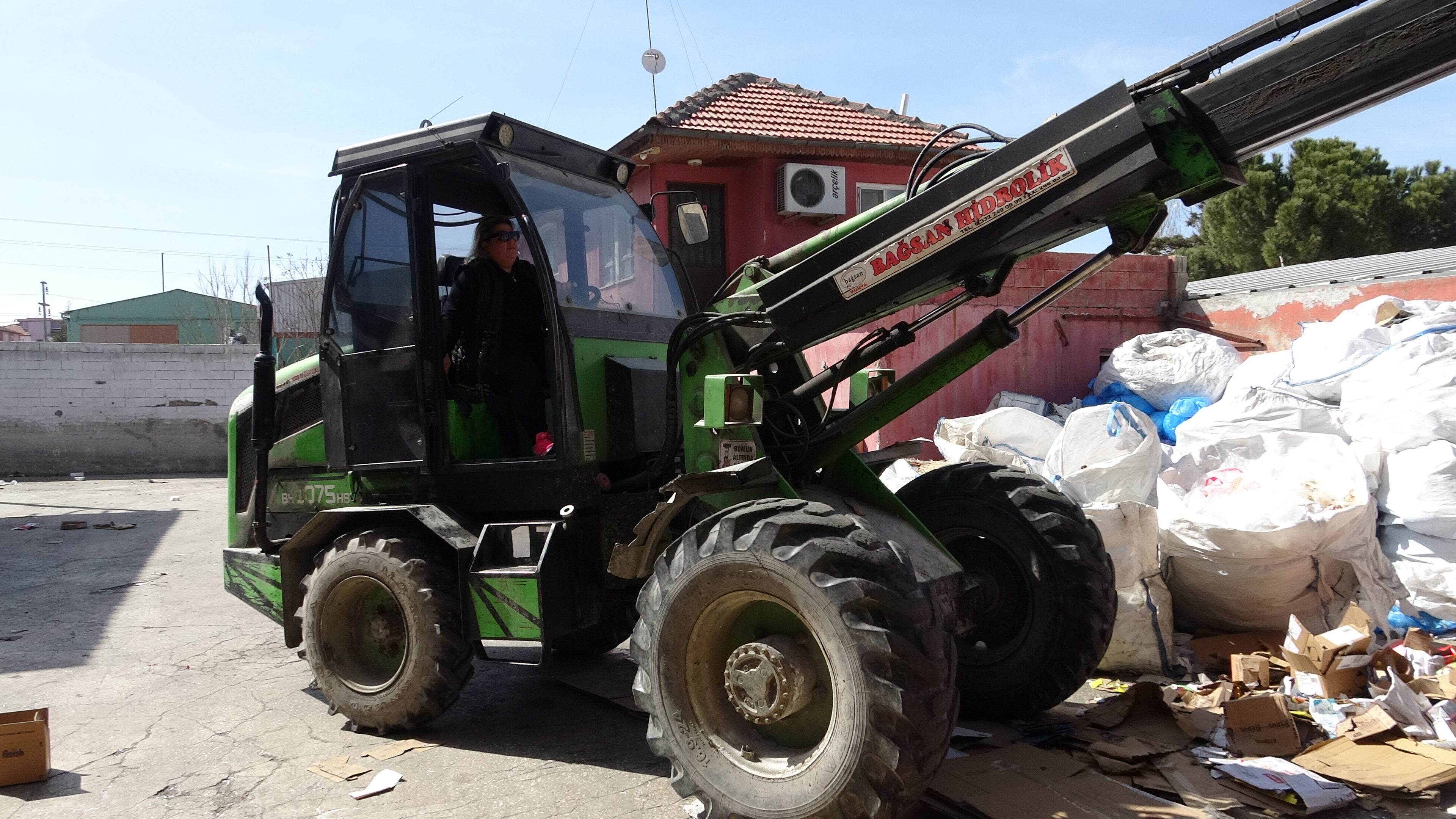 Burdur’un Tek Kadın Kepçe Operatörü Ayşegül Bedel Yılmaz1