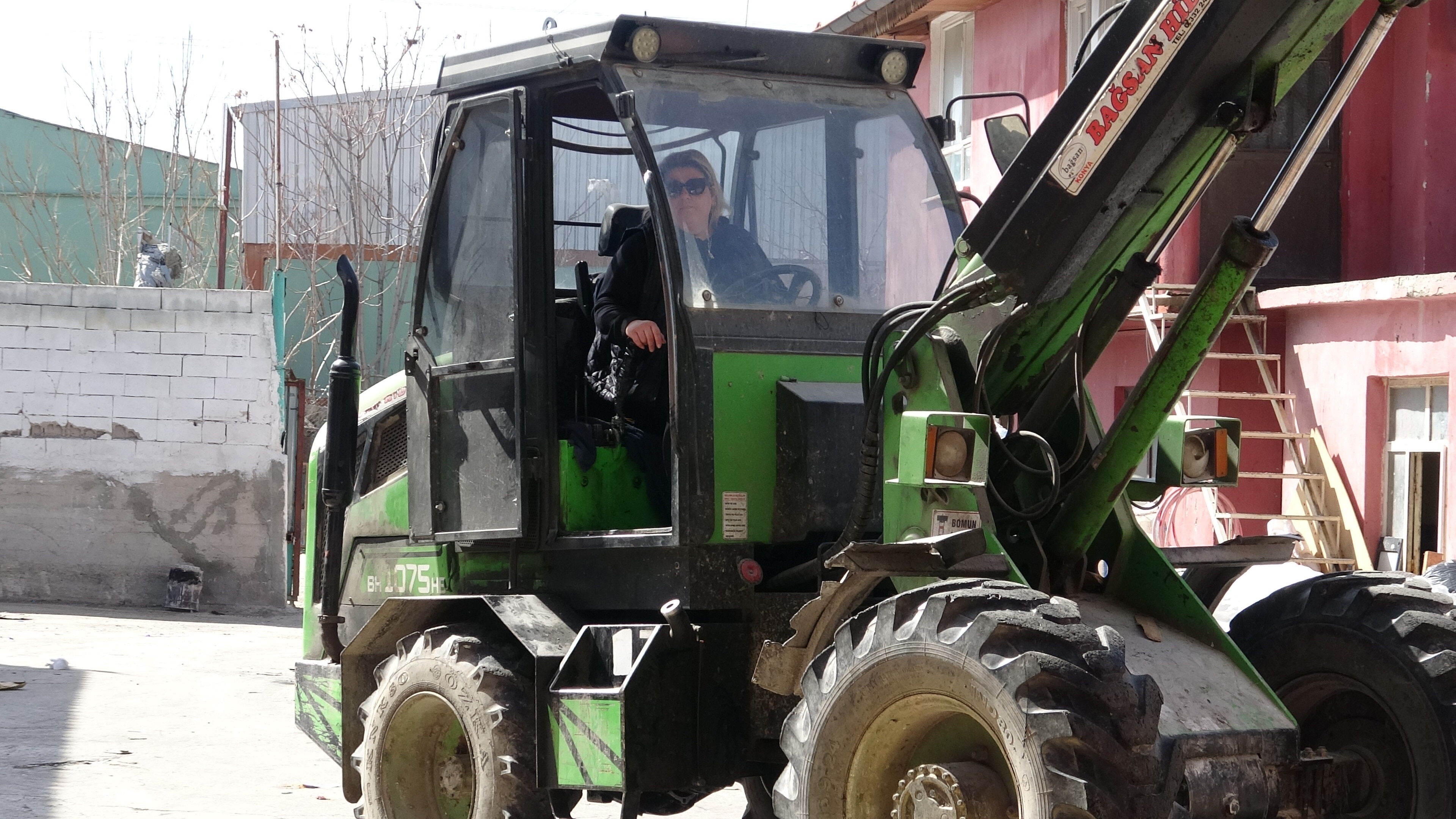 Burdur’un Tek Kadın Kepçe Operatörü Ayşegül Bedel Yılmaz12