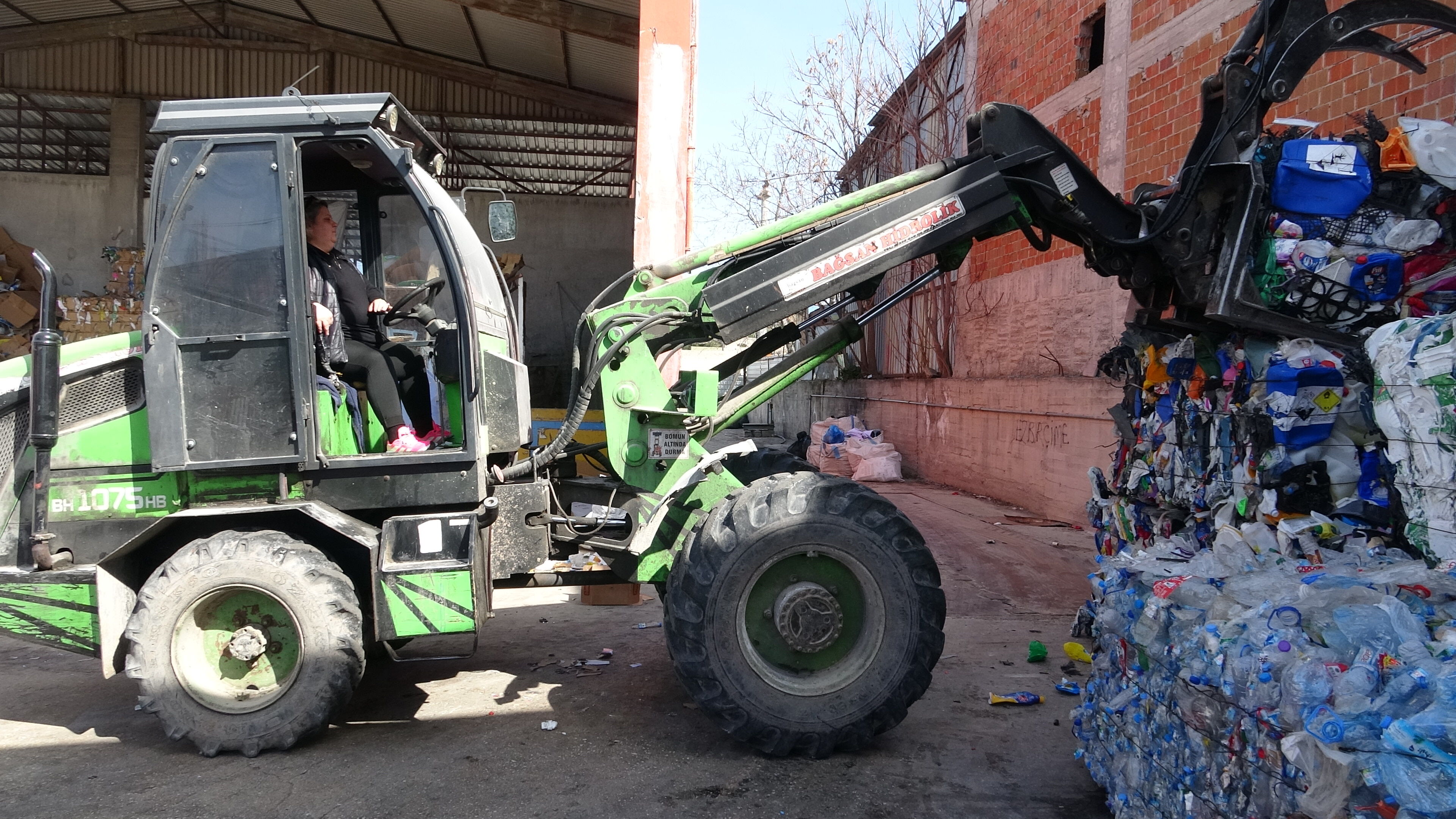 Burdur’un Tek Kadın Kepçe Operatörü Ayşegül Bedel Yılmaz7
