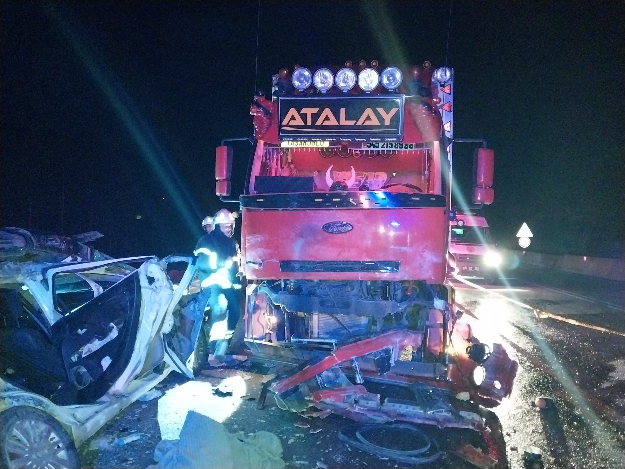 Burdurda Kamyon Ile Otomobil Çarpıştı 1 Ölü 4 Yaralı3