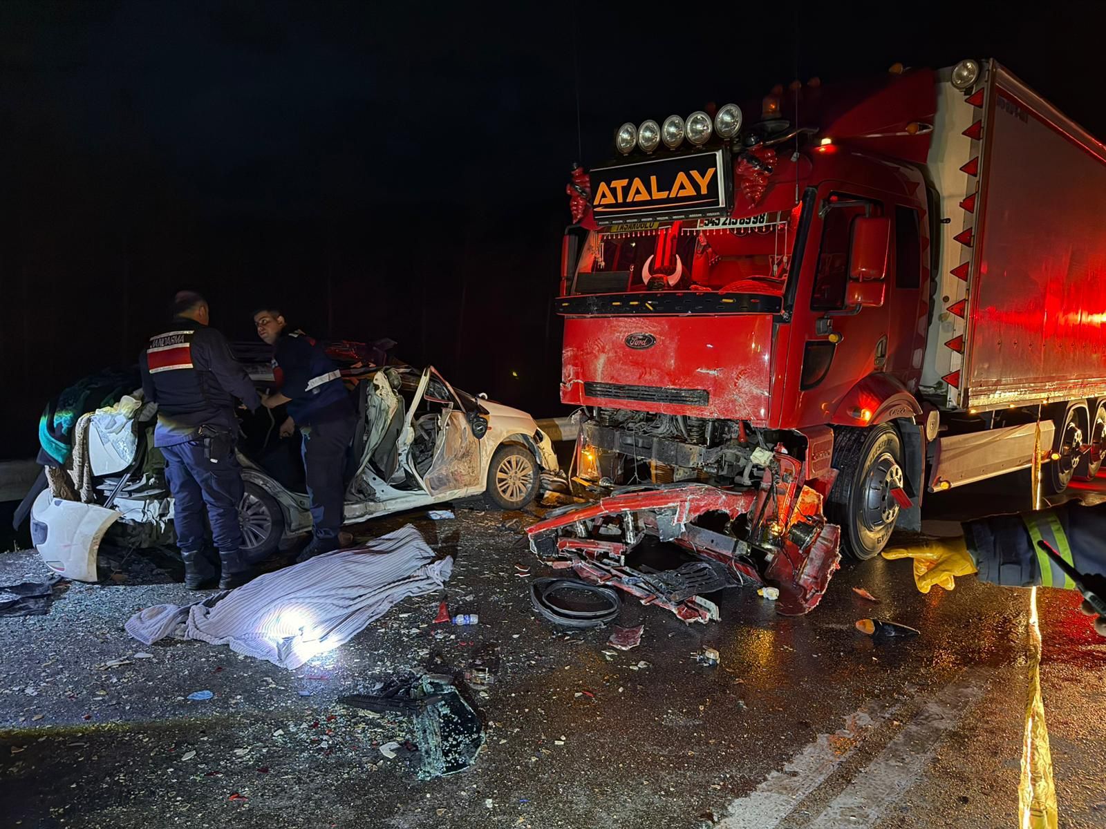 Burdurda Kamyon Ile Otomobil Çarpıştı 1 Ölü 4 Yaralı6