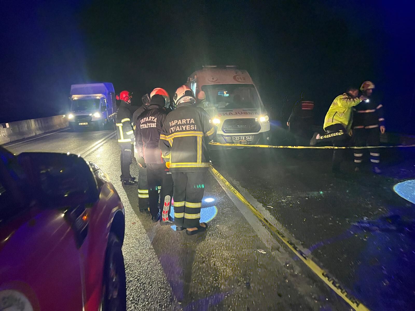 Burdurda Kamyon Ile Otomobil Çarpıştı 1 Ölü 4 Yaralı8