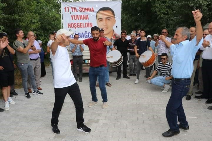 17 YIL YATTIĞI CEZAEVİNDEN İZİNLİ OLARAK ÇIKTI, DAVUL ZURNA EŞLİĞİNDE KONVOYLA KARŞILANDI ALİ BAĞCI: 