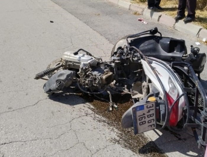 TİCARİ TAKSİNİN ÇARPTIĞI MOTOSİKLET SÜRÜCÜSÜ AĞIR YARALANDI