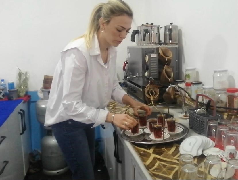 KADINDAN KAHVECİ Mİ OLUR DİYENLERE ALDIRMADI, İŞ YERİ DOLUP TAŞIYOR ISPARTALI MELİKE TARHAN, ÇALIŞTIĞI İŞTEN AYRILIP KENDİ KAHVEHANESİNİ AÇTI İLK ZAMANLAR 