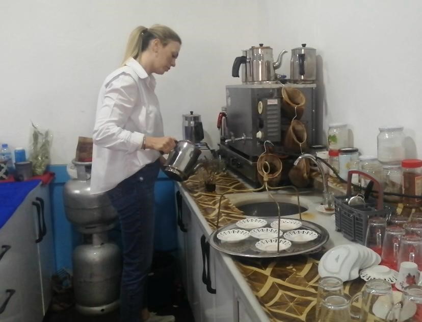 KADINDAN KAHVECİ Mİ OLUR DİYENLERE ALDIRMADI, İŞ YERİ DOLUP TAŞIYOR ISPARTALI MELİKE TARHAN, ÇALIŞTIĞI İŞTEN AYRILIP KENDİ KAHVEHANESİNİ AÇTI İLK ZAMANLAR KADINDAN KAHVECİ Mİ OLUR DİYENLERE ALDIRMADI, İŞ YERİ DOLUP TAŞIYOR ISPARTALI MELİKE TARHAN, ÇALIŞTIĞI İŞTEN AYRILIP KENDİ KAHVEHANESİNİ AÇTI İLK ZAMANLAR