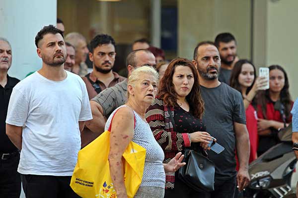 ANNESİNİ REHİN ALDI, ÖZEL HAREKATIN NEFES KESEN OPERASYONUYLA YAKALANDI DAHA ÖNCE 2 POLİS MEMURUNU YARALADIĞI ÖĞRENİLEN ŞAHIS, BU SEFER ANNESİNE KABUSU YAŞATTI ÇATI KATINDAN NE VARSA AŞAĞI ATTI SOKAĞI SAVAŞ ALANINA ÇEVİRDİ SOKAĞA EVD