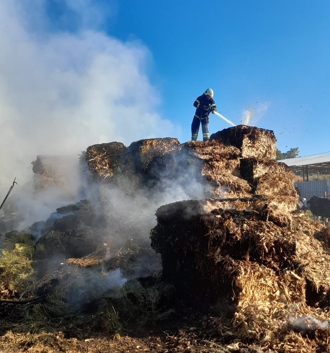Burdur'da kaynak makinesinden çıkan yangında 80 ton saman balyasını yandı