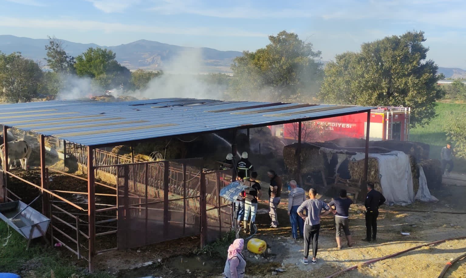 Burdur'da kaynak makinesinden çıkan yangında 80 ton saman balyasını yandı