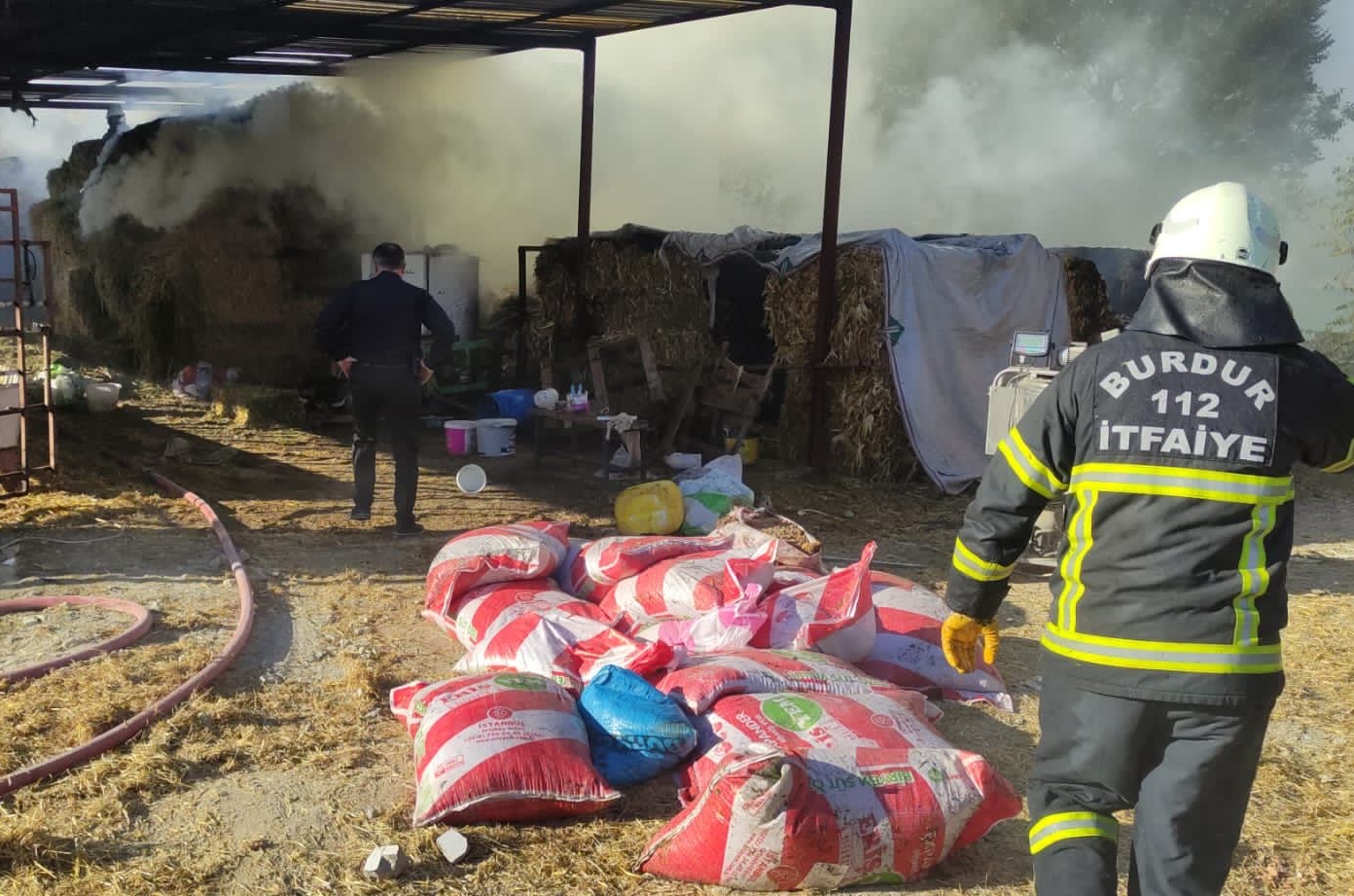 Burdur'da kaynak makinesinden çıkan yangında 80 ton saman balyasını yandı