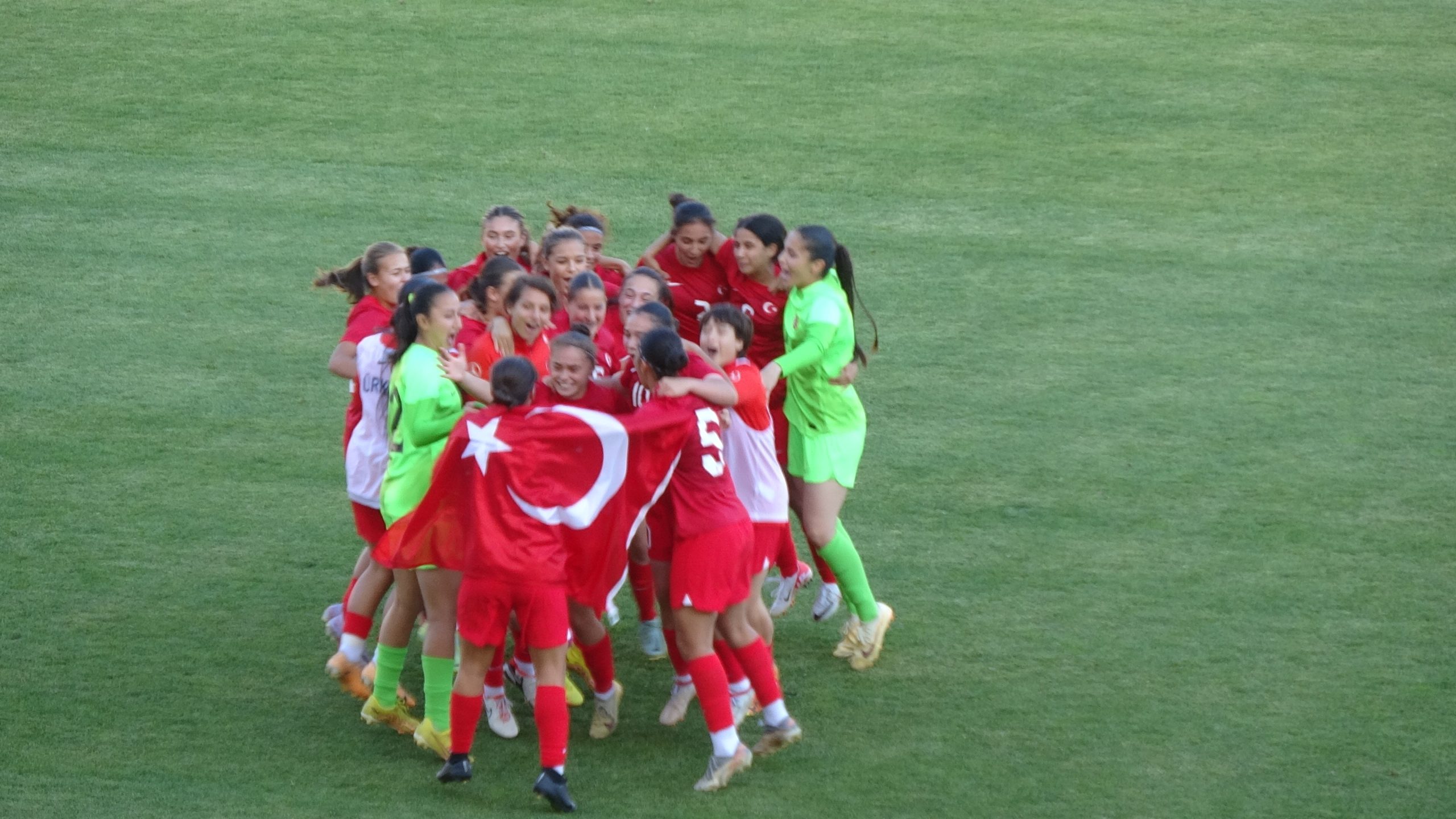 U17 KADIN MİLLİ TAKIMI, AVRUPA ŞAMPİYONASI'NDA ESTONYA'YI 3 1 MAĞLUP EDEREK A LİGİ'NE YÜKSELDİ