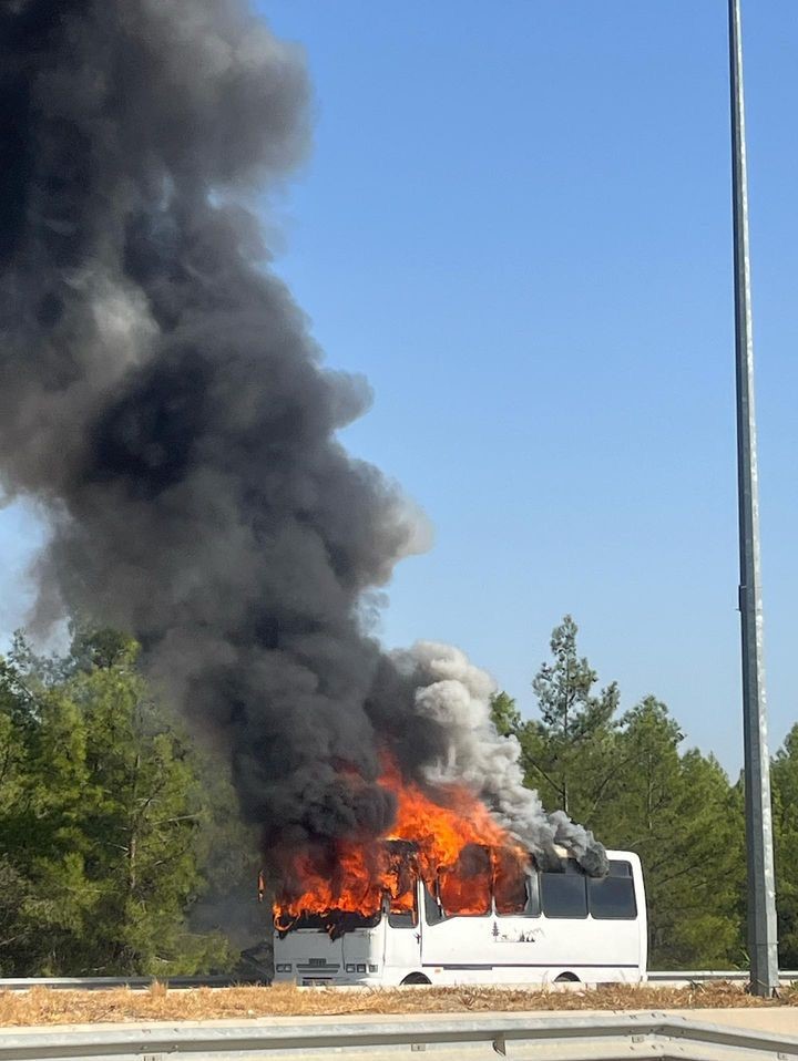 ANTALYA'DA KARAVANA ÇEVRİLEN MİDİBÜSTE FECİ ÖLÜM ALEV ALEV YANAN ARAÇTAN 1 KİŞİNİN CESEDİ ÇIKTI ARAÇ İÇİNDE YAPILAN İNCELEMEDE CESEDİN HEMEN YANINDA YANGIN TÜPÜ OLDUĞU ÖĞRENİLDİ