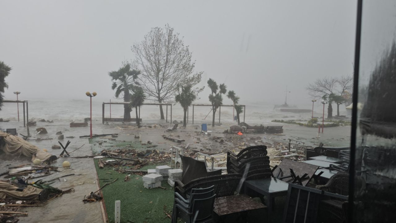 Zonguldak'ta Hayat Durdu  fırtına gemiyi ikiye böldü