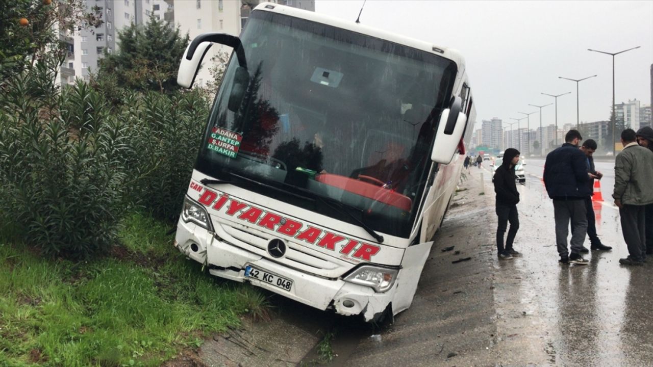 Adana'da otoyolda yolcu otobüsü ile tır çarpıştı