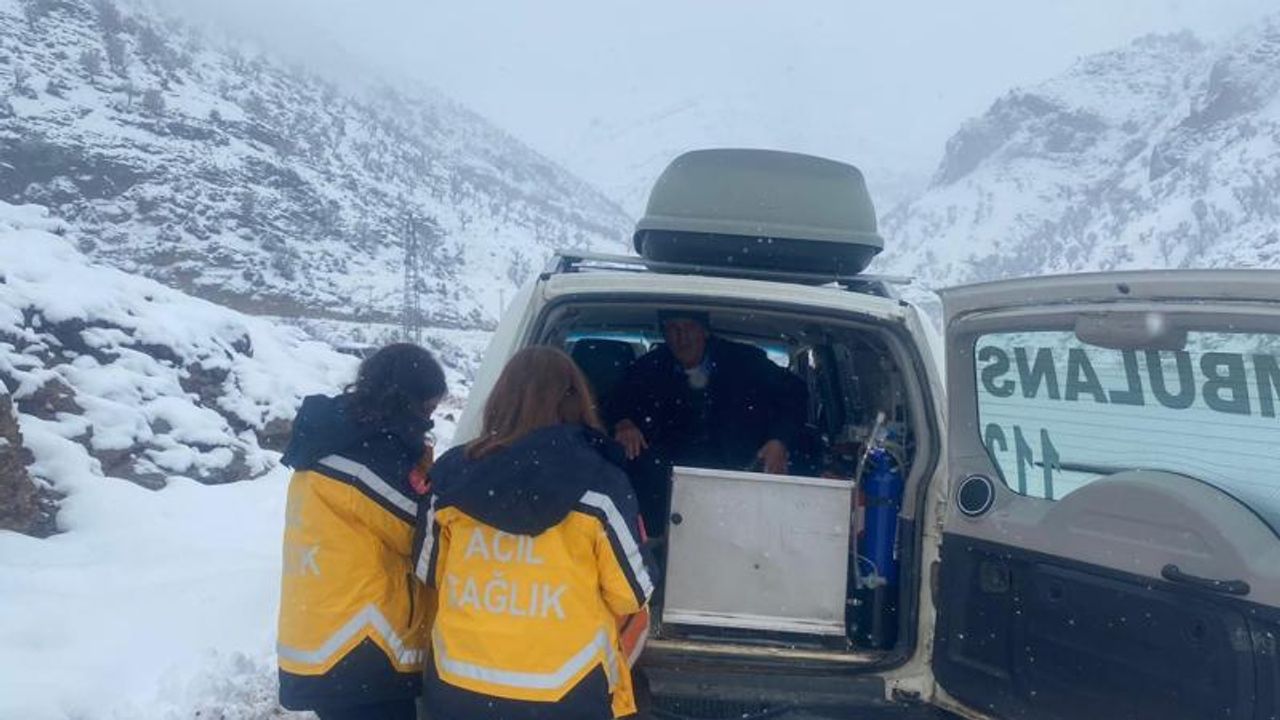 Yoğun kar yolu kapattı, rahatsızlanan kişinin yardımına ekipler koştu