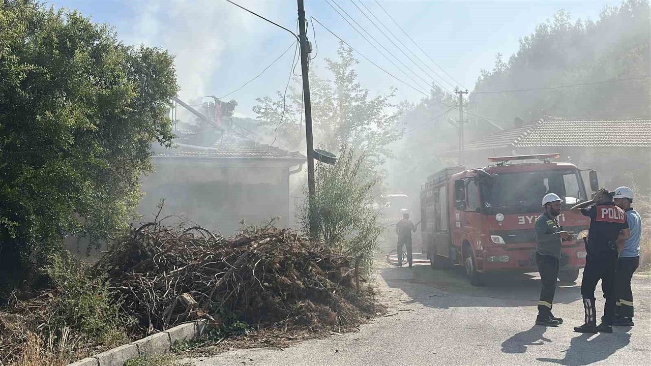 Burdur'da ev yangını: Dumanlar mahalleliyi tedirgin etti