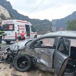 Isparta-Antalya kara yolunda otomobil ile pikap çarpıştı: 4 yaralı