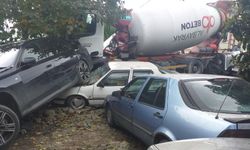 Yokuştan kayan beton mikseri araçlara zarar verdi