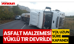 Asfalt malzemesi yüklü tır devrildi