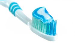 Yıllık kişi başı kaç diş fırçası ile kaç tüp macun tüketiyoruz?