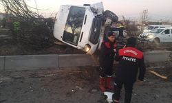 Afyonkarahisar'da refüje devrilen minibüsteki 12 kişi yaralandı