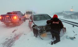 Karda mahsur kalan otomobile minibüs ve otomobil çarptı: 1 ölü, 17 yaralı