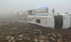 Şanlıurfa'da öğretmenleri taşıyan servis aracı devrildi: 9 yaralı