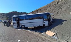 Diyarbakır'da minibüs yoldan çıktı: 27 yaralı