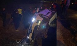 Sivas'ta devrilen otomobildeki 3'ü çocuk 5 kişi yaralandı