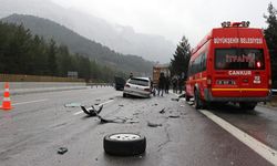 Adana'da otomobil tıra çarptı: 1 polis öldü, 1 polis yaralandı