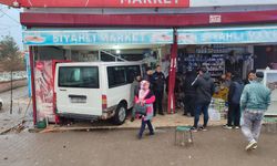 Diyarbakır'da minibüs markete girdi: 5 öğrenci yaralı