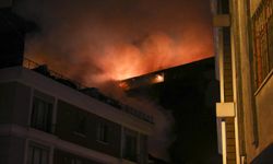 Kağıthane'de bir binanın çatısında başlayıp bitişikteki 2 binaya sıçrayan yangın söndürüldü