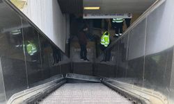 Metro istasyonunun yürüyen merdiven basamakları yerinden çıktı