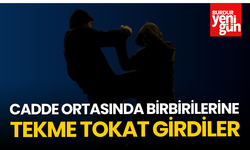 Cadde Ortasında Birden Bire Birbirilerine Tekme Tokat Girdiler