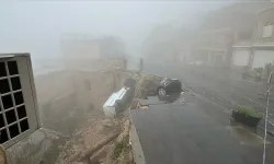 Mardin'de sağanak nedeniyle çöken yoldaki 2 araç zarar gördü
