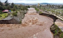 Osmaniye'de Karaçay Deresi'nin kenarındaki toprak yol çöktü