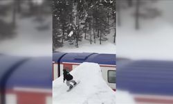 Turistik Doğu Ekspresi'ne dikkati çekmek için trenin üzerinden snowboard ile atladı