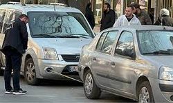 Aracıyla ters yöne giren polis, yol verme tartışmasında sürücüyü bacağından vurdu