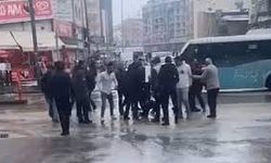 Eşini bıçaklayan saldırganı linç edilmekten polis kurtardı