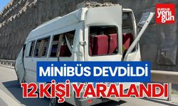 Minibüs Devrildi 12 Kişi Yaralandı