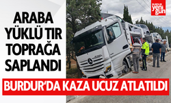 Burdur'da araba yüklü tır şarampole dalarak toprak zemine saplandı