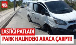 Lastiği patladı, park halindeki otomobile çarparak durabildi