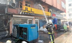 Antalya'da yanan 2 katlı ev plastik deposuna sıçramadan söndürüldü
