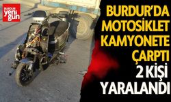 Motosiklet Kırmızı Işıkta Bekleyen Kamyonete Çarptı: Burdur'da İki Yaralı!