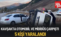 Kavşakta Otomobil ve Midibüs Çarpıştı, 5 Yaralı