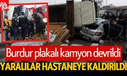 Burdur plakalı kamyon otomobilin üzerine devrildi! Yaralılar var